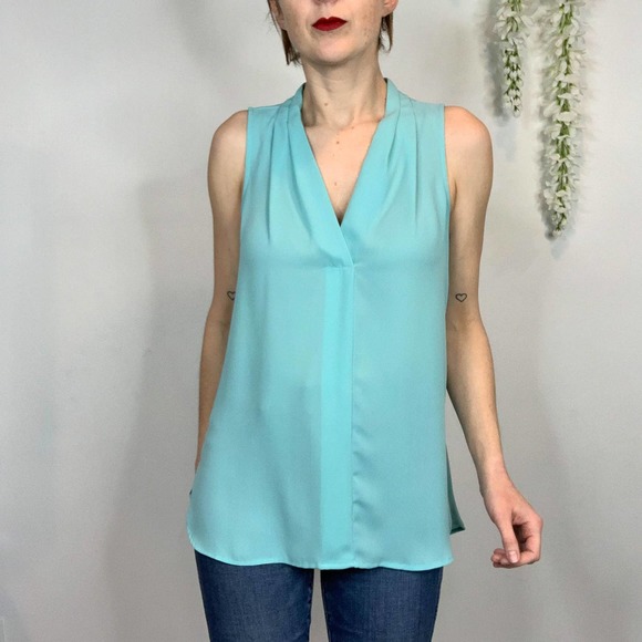 NWOT VINCE CAMUTO sleeveless v-neck blouse high low hem - Picture 3 of 11